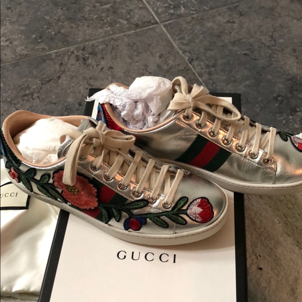 GUCCI authentic ace sneakers in silver. Size 35.5.